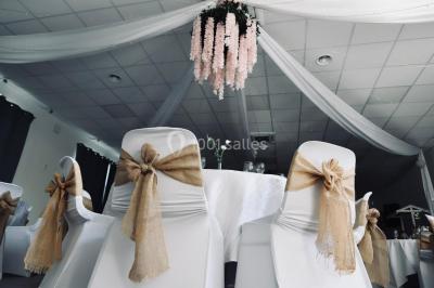 Radiateur sèche-serviettes blanc fixé sur un mur bleu, près d'un lavabo et d'étagères ouvertes.