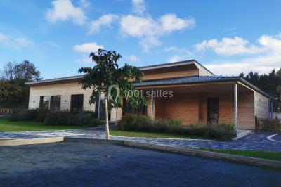 Miniature Location salle Gouville-sur-Mer (Manche) - Le Village du Phare #14 Étang entouré d'arbres illuminés la nuit, avec leurs reflets visibles sur l'eau calme.
