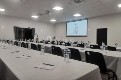 Miniature Location salle Gouville-sur-Mer (Manche) - Le Village du Phare #3 Étang entouré d'arbres illuminés la nuit, avec leurs reflets visibles sur l'eau calme.