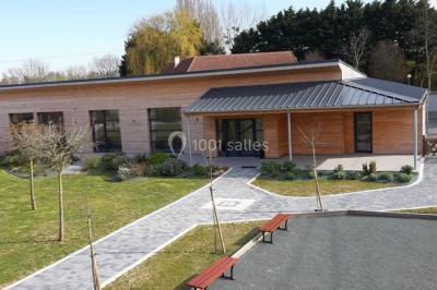 Miniature Location salle Gouville-sur-Mer (Manche) - Le Village du Phare #33 Étang entouré d'arbres illuminés la nuit, avec leurs reflets visibles sur l'eau calme.