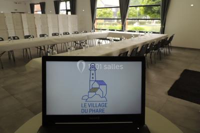 Miniature Location salle Gouville-sur-Mer (Manche) - Le Village du Phare #4 Étang entouré d'arbres illuminés la nuit, avec leurs reflets visibles sur l'eau calme.