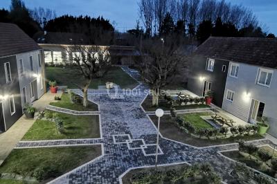 Miniature Location salle Gouville-sur-Mer (Manche) - Le Village du Phare #27 Étang entouré d'arbres illuminés la nuit, avec leurs reflets visibles sur l'eau calme.
