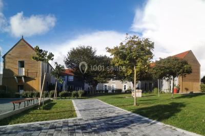 Miniature Location salle Gouville-sur-Mer (Manche) - Le Village du Phare #34 Étang entouré d'arbres illuminés la nuit, avec leurs reflets visibles sur l'eau calme.
