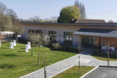 Miniature Location salle Gouville-sur-Mer (Manche) - Le Village du Phare #36 Étang entouré d'arbres illuminés la nuit, avec leurs reflets visibles sur l'eau calme.
