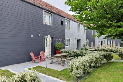 Miniature Location salle Gouville-sur-Mer (Manche) - Le Village du Phare #42 Étang entouré d'arbres illuminés la nuit, avec leurs reflets visibles sur l'eau calme.