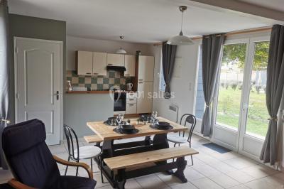 Miniature Location salle Gouville-sur-Mer (Manche) - Le Village du Phare #39 Étang entouré d'arbres illuminés la nuit, avec leurs reflets visibles sur l'eau calme.