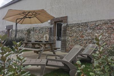 Miniature Location salle Gouville-sur-Mer (Manche) - Le Village du Phare #38 Étang entouré d'arbres illuminés la nuit, avec leurs reflets visibles sur l'eau calme.