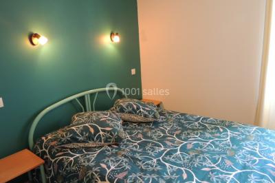 Miniature Location salle Gouville-sur-Mer (Manche) - Le Village du Phare #30 Étang entouré d'arbres illuminés la nuit, avec leurs reflets visibles sur l'eau calme.