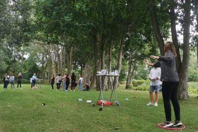 Miniature Location salle Gouville-sur-Mer (Manche) - Le Village du Phare #18 Étang entouré d'arbres illuminés la nuit, avec leurs reflets visibles sur l'eau calme.