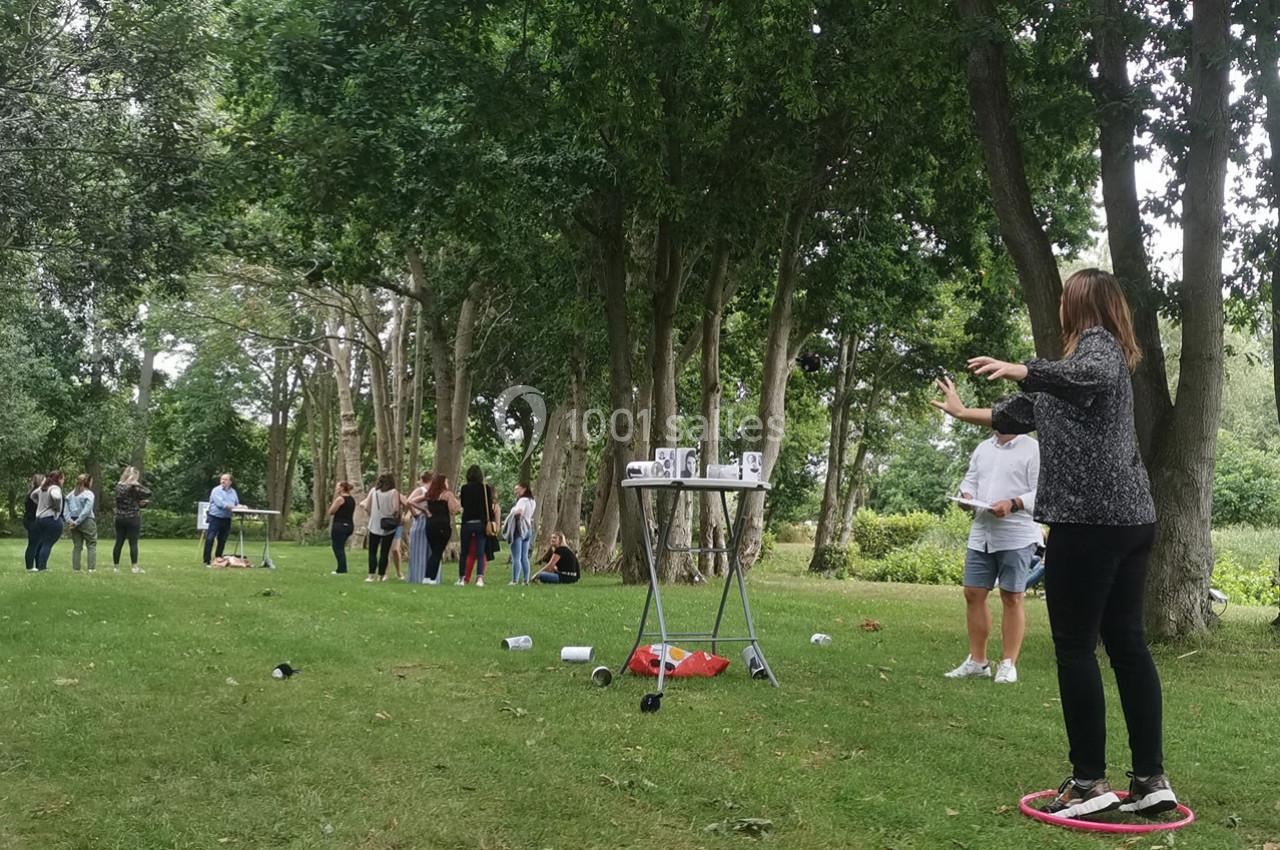 Location salle Gouville-sur-Mer (Manche) - Le Village du Phare #18 Des personnes participent à une activité en plein air dans un parc, avec des jeux et des interactions en groupe.