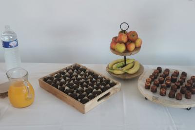 Miniature Location salle Gouville-sur-Mer (Manche) - Le Village du Phare #21 Étang entouré d'arbres illuminés la nuit, avec leurs reflets visibles sur l'eau calme.