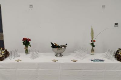 Miniature Location salle Gouville-sur-Mer (Manche) - Le Village du Phare #12 Étang entouré d'arbres illuminés la nuit, avec leurs reflets visibles sur l'eau calme.