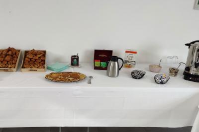 Miniature Location salle Gouville-sur-Mer (Manche) - Le Village du Phare #6 Étang entouré d'arbres illuminés la nuit, avec leurs reflets visibles sur l'eau calme.