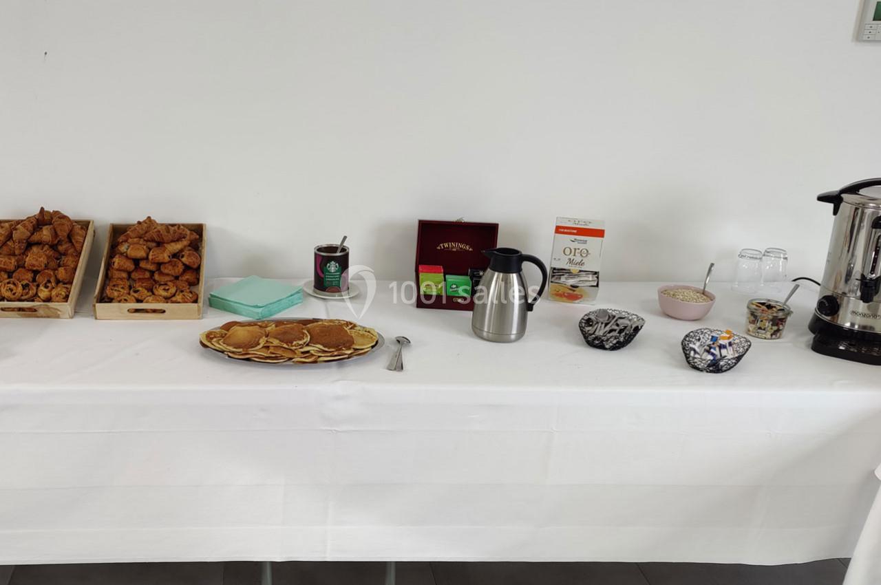 Location salle Gouville-sur-Mer (Manche) - Le Village du Phare #6 Table dressée avec viennoiseries, pancakes, thé, café, bols de céréales, verres et une bouilloire.