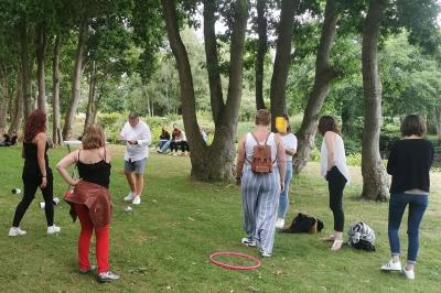 Miniature Location salle Gouville-sur-Mer (Manche) - Le Village du Phare #19 Étang entouré d'arbres illuminés la nuit, avec leurs reflets visibles sur l'eau calme.