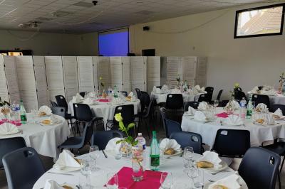 Miniature Location salle Gouville-sur-Mer (Manche) - Le Village du Phare #8 Étang entouré d'arbres illuminés la nuit, avec leurs reflets visibles sur l'eau calme.