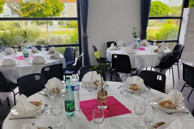 Miniature Location salle Gouville-sur-Mer (Manche) - Le Village du Phare #9 Étang entouré d'arbres illuminés la nuit, avec leurs reflets visibles sur l'eau calme.