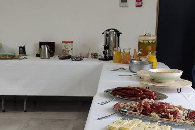 Miniature Location salle Gouville-sur-Mer (Manche) - Le Village du Phare #5 Étang entouré d'arbres illuminés la nuit, avec leurs reflets visibles sur l'eau calme.