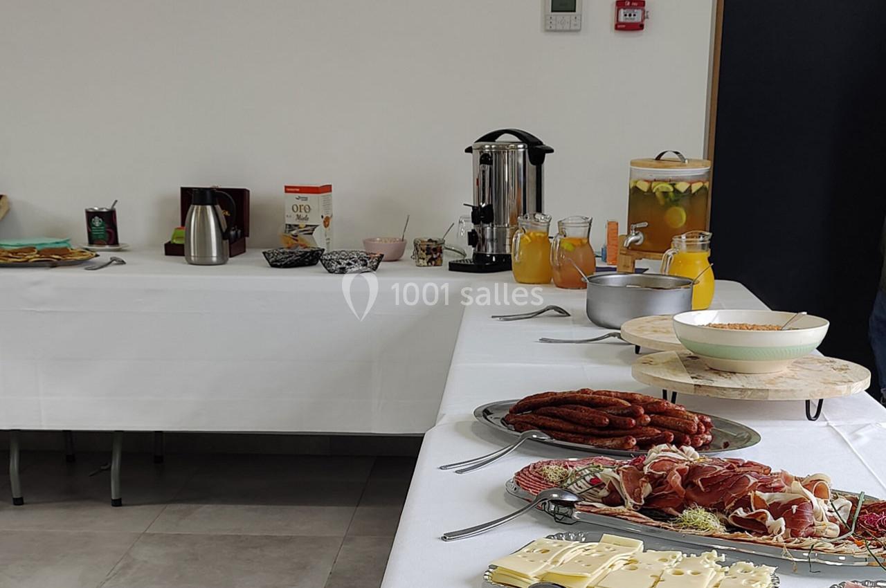 Location salle Gouville-sur-Mer (Manche) - Le Village du Phare #5 Buffet avec charcuterie, fromage, boissons chaudes et froides, disposé sur des tables couvertes de nappes blanches.