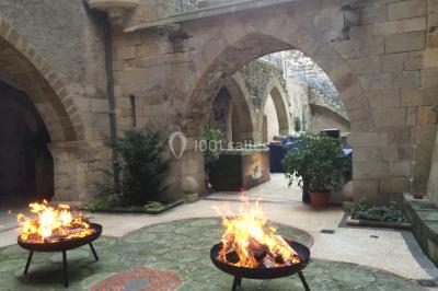 Miniature Events2gether #11 Grande table dressée en extérieur avec vaisselle, décorations florales et citrons, entourée de chaises en bois.