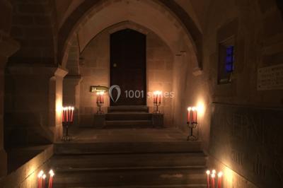 Miniature Events2gether #15 Grande table dressée en extérieur avec vaisselle, décorations florales et citrons, entourée de chaises en bois.