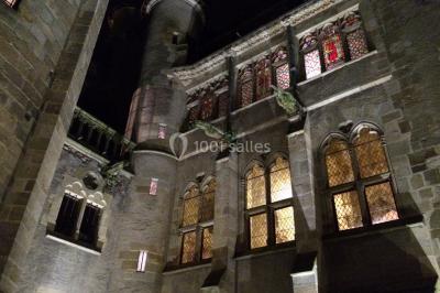 Miniature Events2gether #17 Grande table dressée en extérieur avec vaisselle, décorations florales et citrons, entourée de chaises en bois.