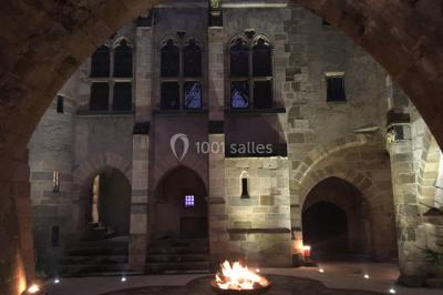 Miniature Events2gether #19 Grande table dressée en extérieur avec vaisselle, décorations florales et citrons, entourée de chaises en bois.