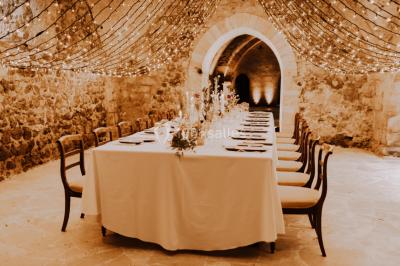 Miniature Events2gether #3 Grande table dressée en extérieur avec vaisselle, décorations florales et citrons, entourée de chaises en bois.