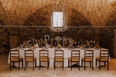 Miniature Events2gether #4 Grande table dressée en extérieur avec vaisselle, décorations florales et citrons, entourée de chaises en bois.