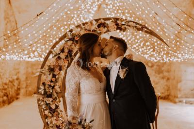 Miniature Events2gether #5 Grande table dressée en extérieur avec vaisselle, décorations florales et citrons, entourée de chaises en bois.