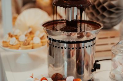 Miniature Events2gether #16 Grande table dressée en extérieur avec vaisselle, décorations florales et citrons, entourée de chaises en bois.