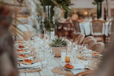 Miniature Events2gether #18 Grande table dressée en extérieur avec vaisselle, décorations florales et citrons, entourée de chaises en bois.