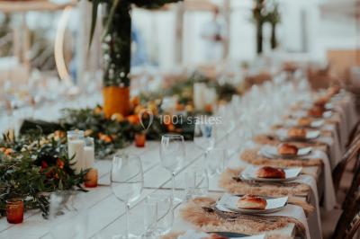 Miniature Events2gether #20 Grande table dressée en extérieur avec vaisselle, décorations florales et citrons, entourée de chaises en bois.