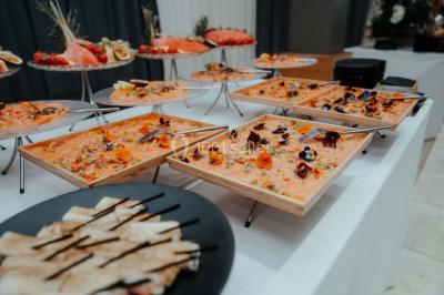 Miniature Events2gether #22 Grande table dressée en extérieur avec vaisselle, décorations florales et citrons, entourée de chaises en bois.