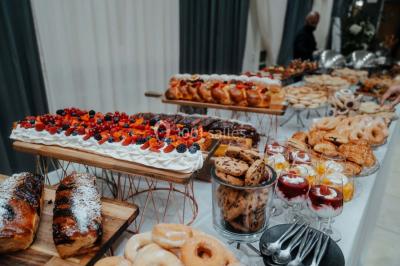 Miniature Events2gether #23 Grande table dressée en extérieur avec vaisselle, décorations florales et citrons, entourée de chaises en bois.