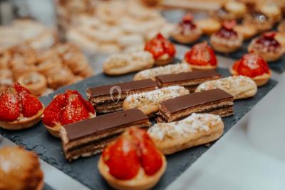 Miniature Events2gether #25 Grande table dressée en extérieur avec vaisselle, décorations florales et citrons, entourée de chaises en bois.