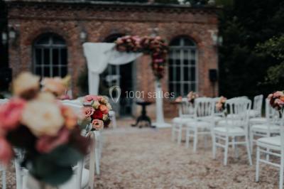 Miniature Events2gether #30 Grande table dressée en extérieur avec vaisselle, décorations florales et citrons, entourée de chaises en bois.