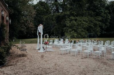 Miniature Events2gether #31 Grande table dressée en extérieur avec vaisselle, décorations florales et citrons, entourée de chaises en bois.
