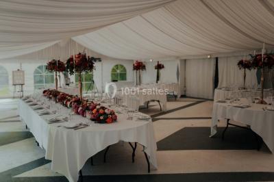 Miniature Events2gether #32 Grande table dressée en extérieur avec vaisselle, décorations florales et citrons, entourée de chaises en bois.