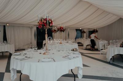 Miniature Events2gether #33 Grande table dressée en extérieur avec vaisselle, décorations florales et citrons, entourée de chaises en bois.