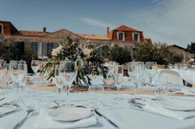 Miniature Events2gether #34 Grande table dressée en extérieur avec vaisselle, décorations florales et citrons, entourée de chaises en bois.