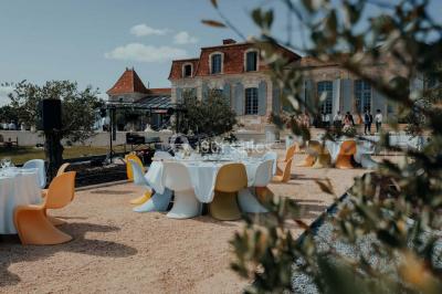 Miniature Events2gether #35 Grande table dressée en extérieur avec vaisselle, décorations florales et citrons, entourée de chaises en bois.