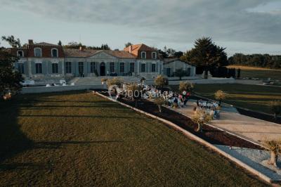 Miniature Events2gether #38 Grande table dressée en extérieur avec vaisselle, décorations florales et citrons, entourée de chaises en bois.
