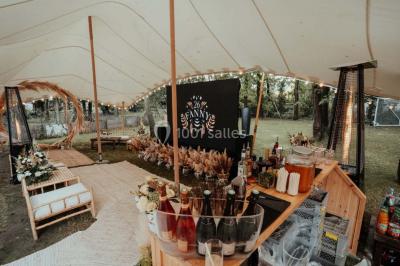 Miniature Events2gether #40 Grande table dressée en extérieur avec vaisselle, décorations florales et citrons, entourée de chaises en bois.