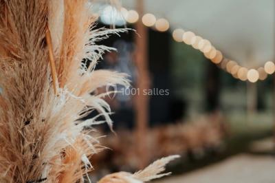 Miniature Events2gether #42 Grande table dressée en extérieur avec vaisselle, décorations florales et citrons, entourée de chaises en bois.