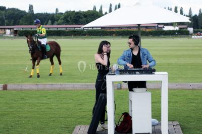 Camion de restauration rapide proposant des fish and chips, avec trois personnes souriantes à l'intérieur.