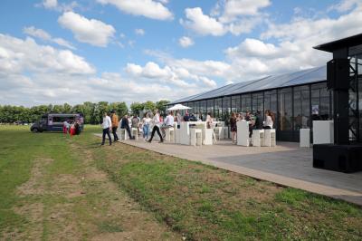 Camion de restauration rapide proposant des fish and chips, avec trois personnes souriantes à l'intérieur.