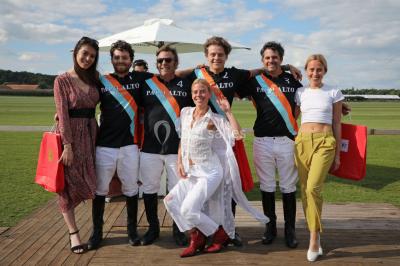Camion de restauration rapide proposant des fish and chips, avec trois personnes souriantes à l'intérieur.