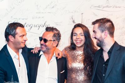 Camion de restauration rapide proposant des fish and chips, avec trois personnes souriantes à l'intérieur.