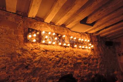 Camion de restauration rapide proposant des fish and chips, avec trois personnes souriantes à l'intérieur.